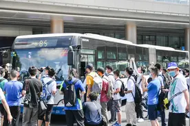 服役12年后上海最后一批柴油巨龙车退役，新能源车接力上岗图片