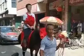 35秒丨江西男生考取北大骑马戴红花返乡 村委会：鼓励学生激励后辈视频封面