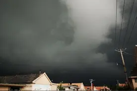 青岛北郊突显诡异雷雨，黑云滚滚白昼如夜图片