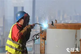 烈日下的坚守：走近高温下的建筑工人图片