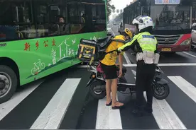 新乡外卖小哥出车祸影响送餐 女骑警代送并向客户求情：别给差评图片