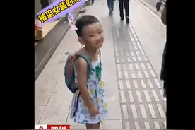妹妹打针要换衣服，哥哥被迫穿裙子表情亮了，网友：太可爱图片