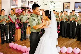 去年七夕，她穿着婚纱追到军营向他求婚 昨天他终于娶了她图片