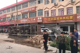 事发新安！一辆大货车闹市区失控侧翻 救援人员断电救人图片