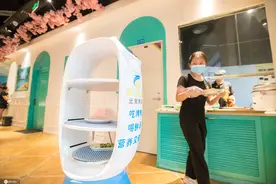 智能机器人服务员送餐 吸引许多市民前来体验图片