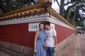 看这一组情侣街头秀恩爱画面 爱情是多么甜蜜图片