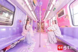 南京“七夕告白”地铁列车首发，六节车厢写满“爱上南京的一百个理由”图片