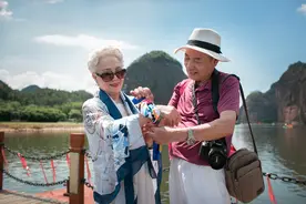 拼了！浪漫大爷带一箱丝巾只为帮大妈拍照图片
