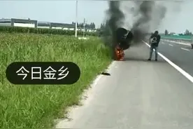 赞！电动自行车自燃，金乡的哥挺身扑火图片