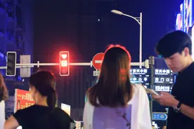 路口遇到“爱”，看这个“网红城市”的七夕“表白”图片