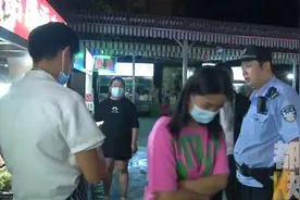 咋回事？西安女子大闹小叔子烧烤摊 报警人：说我食材有病毒图片