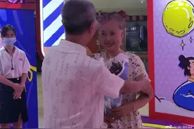 现实版“执子之手，与子偕老“！70岁大爷大妈七夕民政局领证图片