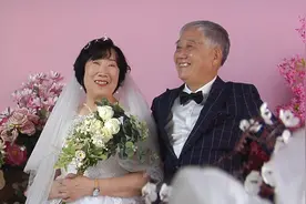 69秒｜泪目！青岛30对银发老人补拍婚纱照 谁说金婚不能浪漫图片