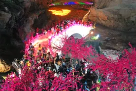 广东地下溶洞“鹊桥”吸引上万游客体验“鹊桥会”图片