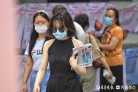 直击济南千佛山相亲会现场：美女都上山了，你还等什么图片