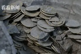 以色列两名青年做暑期志愿工 意外挖出数百枚千年古金币图片