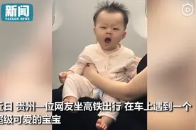 宝宝打哈欠被发现害羞扎妈妈怀里，小嘴上扬眼睛弯弯 网友：萌化了图片