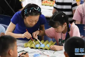 海口：为废弃鸡蛋盒“穿上新衣”图片