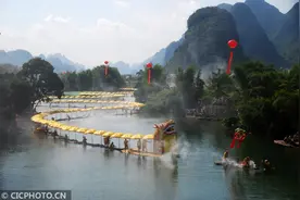 广西桂林：“长龙”巡游遇龙河图片