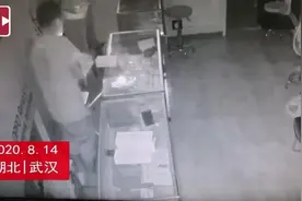 徒手掰开手机店卷闸门，男子偷走10多部手机和电脑图片