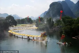广西桂林：“长龙”巡游遇龙河图片