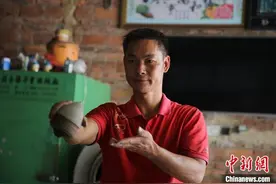 摩托车维修工方寸间演绎陀螺绝技图片