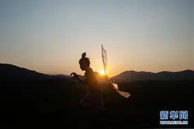 放风筝的人图片