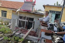裸体爬梯子偷窥女邻居洗澡 济南一离异男子被抓图片