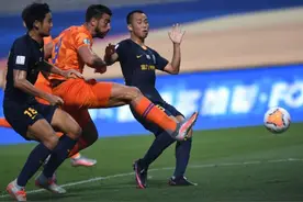 足球丨中超：山东鲁能泰山胜广州富力图片