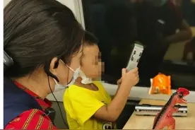 “下车时，你没牵着娃？”4岁儿子被马虎爸妈忘在火车上图片