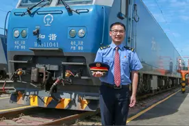 新青年·上封面｜“90后”司机开火车压桥抵御洪峰：坚持到最后，坚持到大桥安全的时候图片