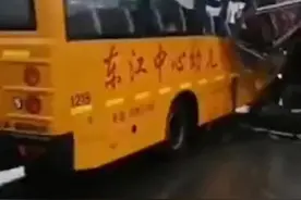 山东龙口通报幼儿园校车刮碰路边货车：2人轻微擦伤图片