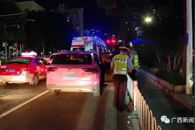 女子喝多在驾驶室睡着，醒来后把来救自己的救护车撞了，还向交警叫嚣……图片