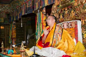 十一世班禅在家乡礼佛传经 勉励僧众向善向上图片