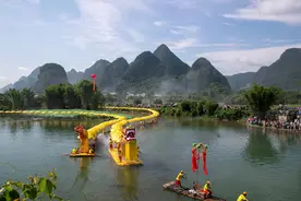 777米巨龙游江 阳朔县第二届遇龙河竹筏漂游节举办图片