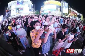 七夕夜卓伯根·1900情话驿站千人告白 寻找卓“漫妮”全城启动图片