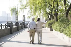 半小时前还在散步，洗澡时突然动弹不得，医生提醒：老年人的这种情况最要注意图片