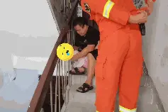 多大点事，先睡一觉再说！小女孩头卡楼梯栏杆后酣然入睡 消防小哥3分钟相助脱困视频封面