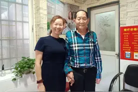 今天是袁隆平90周岁生日！昨晚他去剪了个帅帅的发型，还和老板娘合了影图片