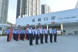 莲塘边检站圆满完成莲塘口岸货检通道开通首日出入境边防检查任务图片