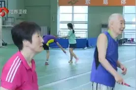 91岁老人和64岁女儿坚持打羽毛球7年：一般小年轻不敢跟我打图片
