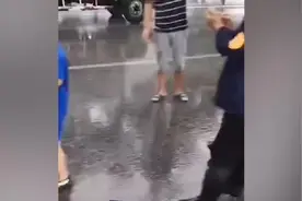 山东一幼儿园校车与大货车刮碰，现场哭声一片视频封面