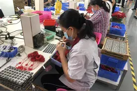 广西都安：车间开到家门口，挣钱带娃两不误图片