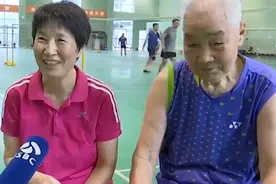 年龄加起来155岁！64岁女儿每天陪91岁父亲打羽毛球视频封面