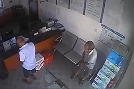 萧山这位“打伞哥”刷爆了朋友圈，最近还有大爷专门到派出所要谢谢他图片