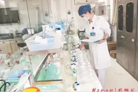“我是护士，让我来！”武汉地铁上的这一幕暖爆了图片