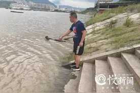 慢新闻·人物 | 洪峰过境时，他奋力托举溺水男孩！之后还来个教科书式的心肺复苏图片