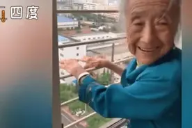 太可爱了！90岁姥姥做完美甲后小心翼翼的保护图片