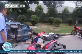 喝大了！男子骑电动车走“蛇步”，连撞多车损失大了图片