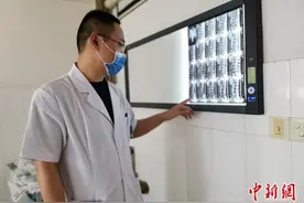湖南20岁小伙锻练腹肌一月练出“腰椎间盘突出”图片
